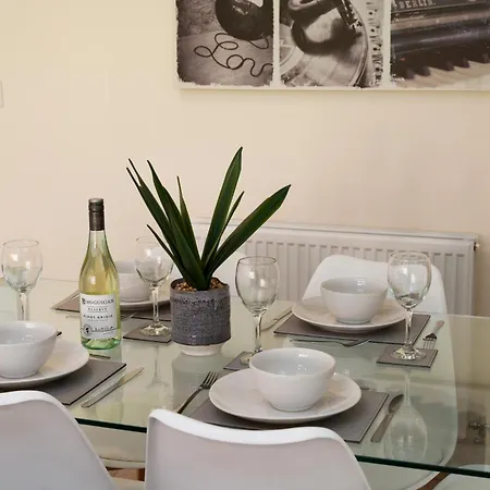 Spacious New Build By Our Home Short Stays With Free Parking And Tv In Each Bedroom Macclesfield Exterior photo