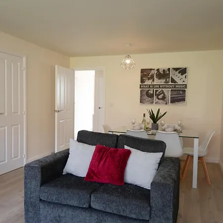 Spacious New Build By Our Home Short Stays With Free Parking And Tv In Each Bedroom Macclesfield Exterior photo
