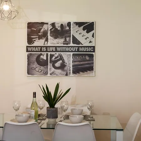 Spacious New Build By Our Home Short Stays With Free Parking And Tv In Each Bedroom Macclesfield Exterior photo