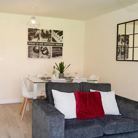 Spacious New Build By Our Home Short Stays With Free Parking And Tv In Each Bedroom Macclesfield Exterior photo