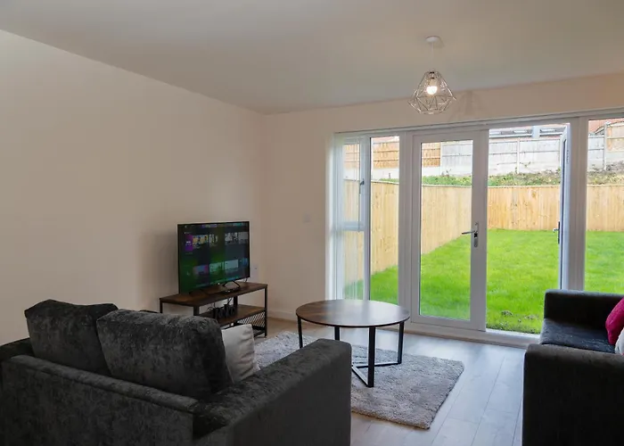 Spacious New Build By Our Home Short Stays With Free Parking And Tv In Each Bedroom