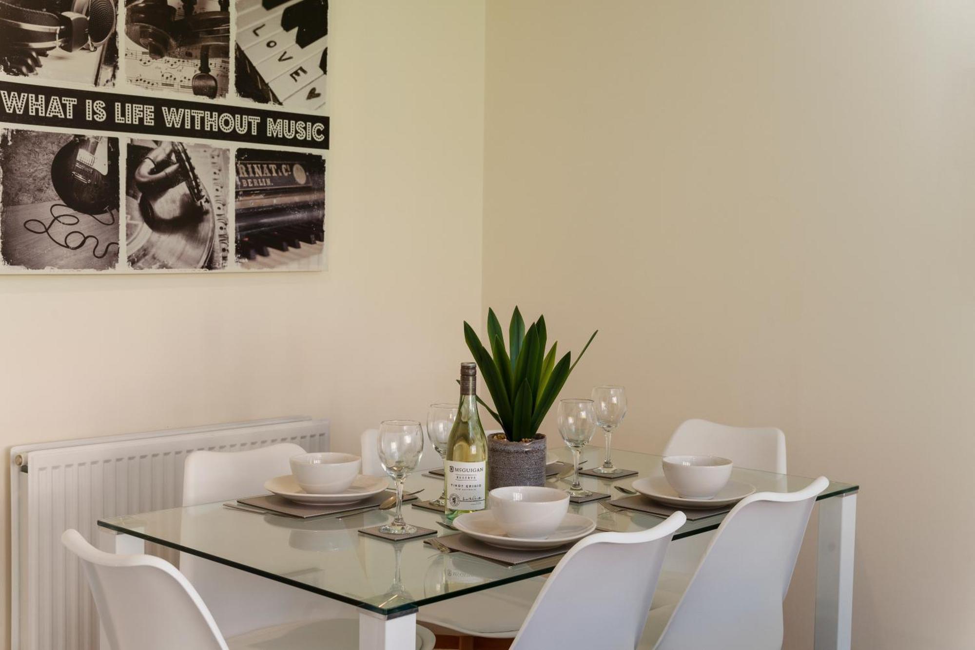 Spacious New Build By Our Short With Free Parking And Tv In Each Bedroom Apartment *