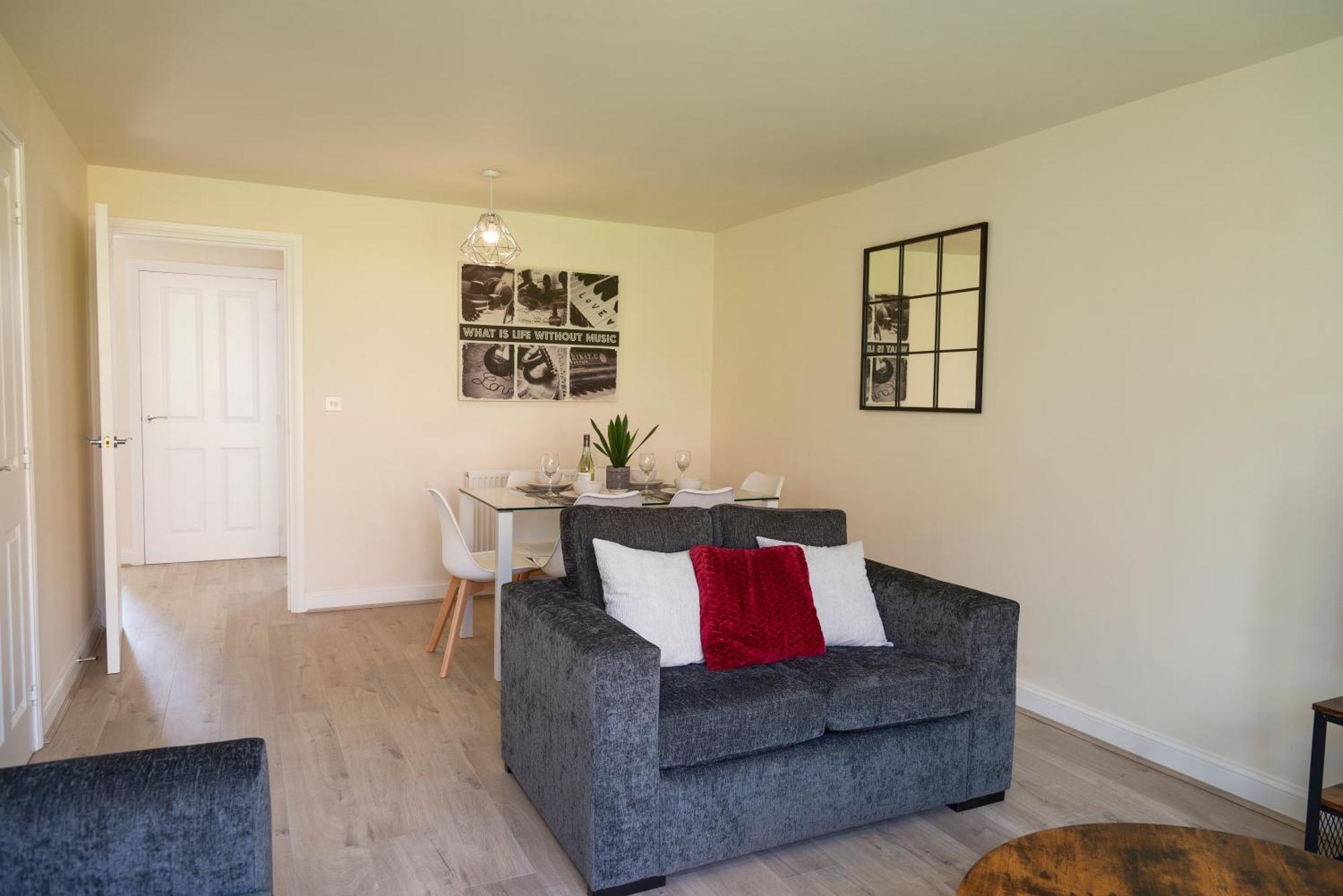Spacious New Build By Our Short With Free Parking And Tv In Each Bedroom *