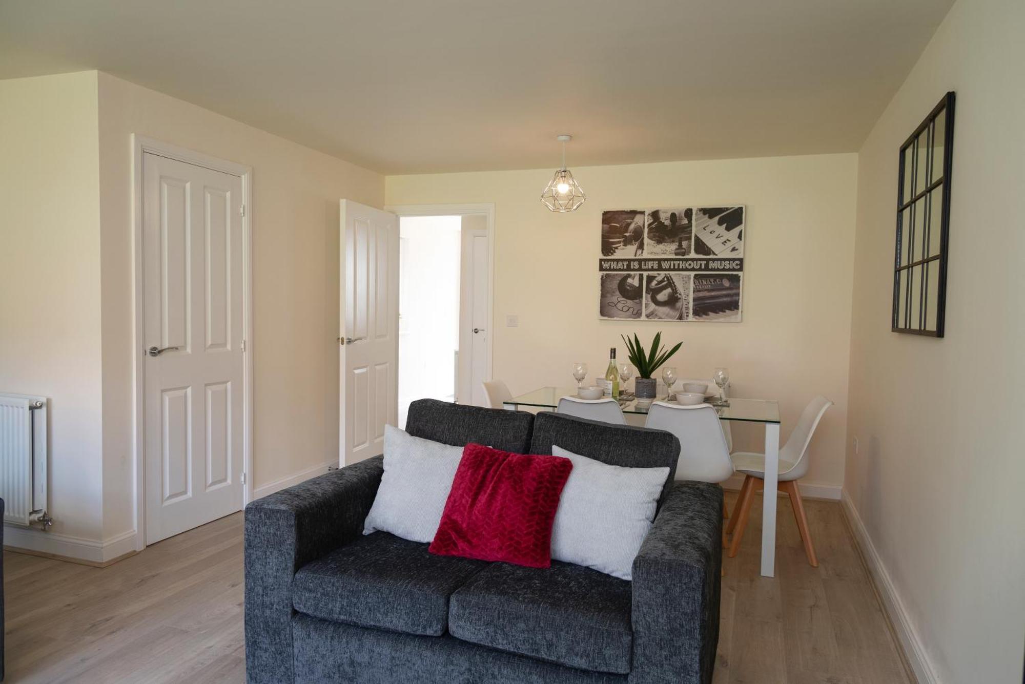 Spacious New Build By Our Short With Free Parking And Tv In Each Bedroom Apartment