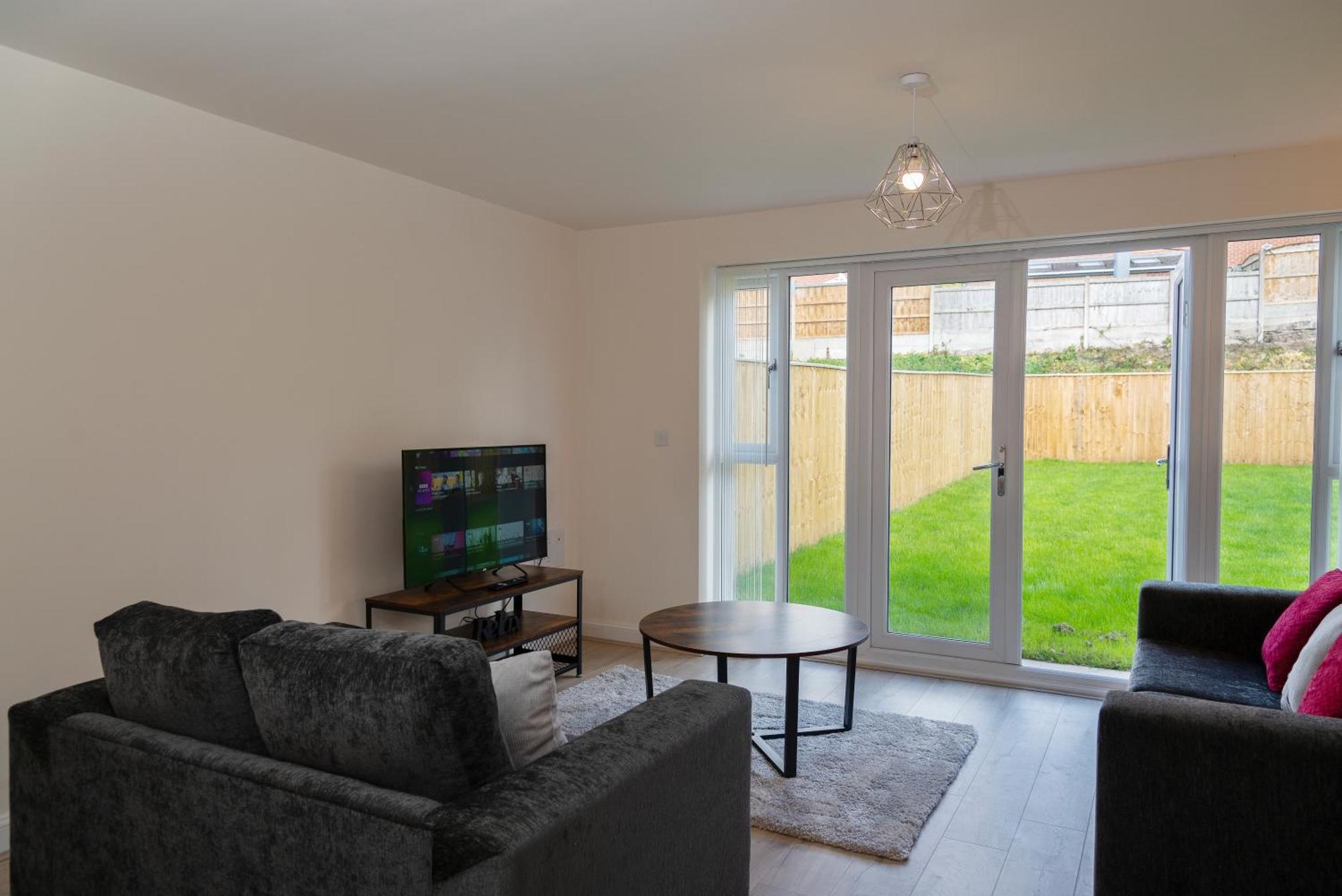 Spacious New Build By Our Short With Free Parking And Tv In Each Bedroom *
