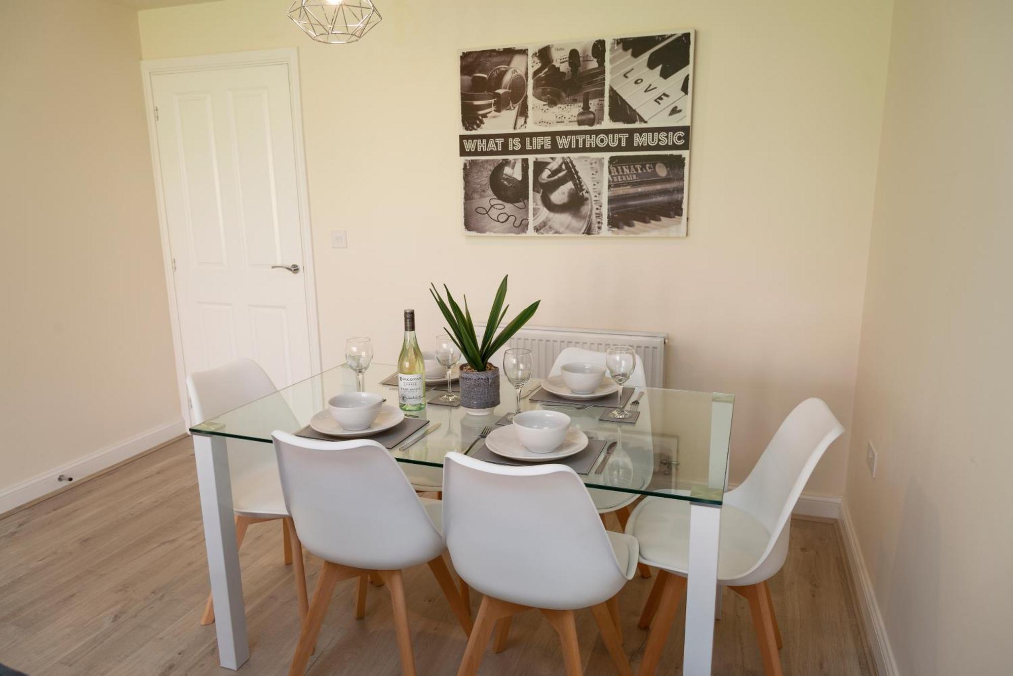 Spacious New Build By Our Short With Free Parking And Tv In Each Bedroom