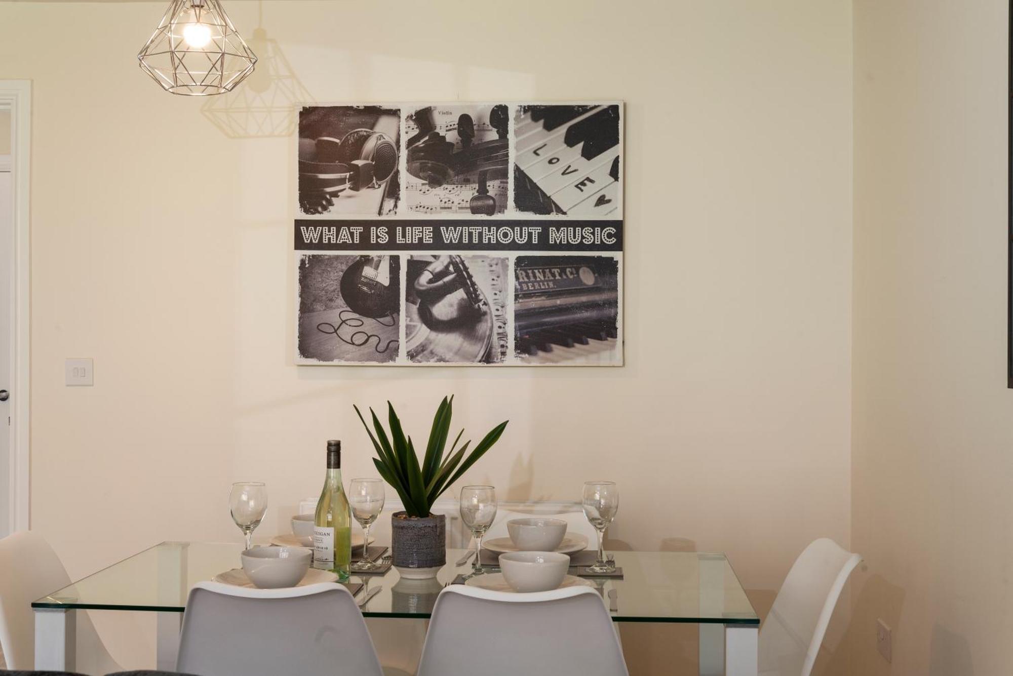 Spacious New Build By Our Short With Free Parking And Tv In Each Bedroom Macclesfield