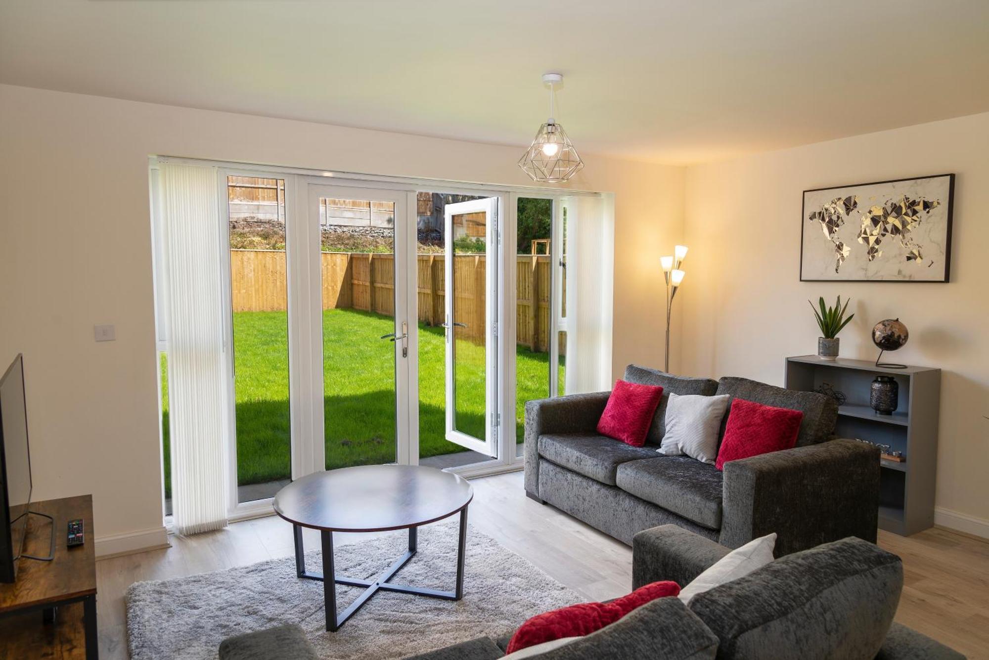 Apartment Spacious New Build By Our Short With Free Parking And Tv In Each Bedroom