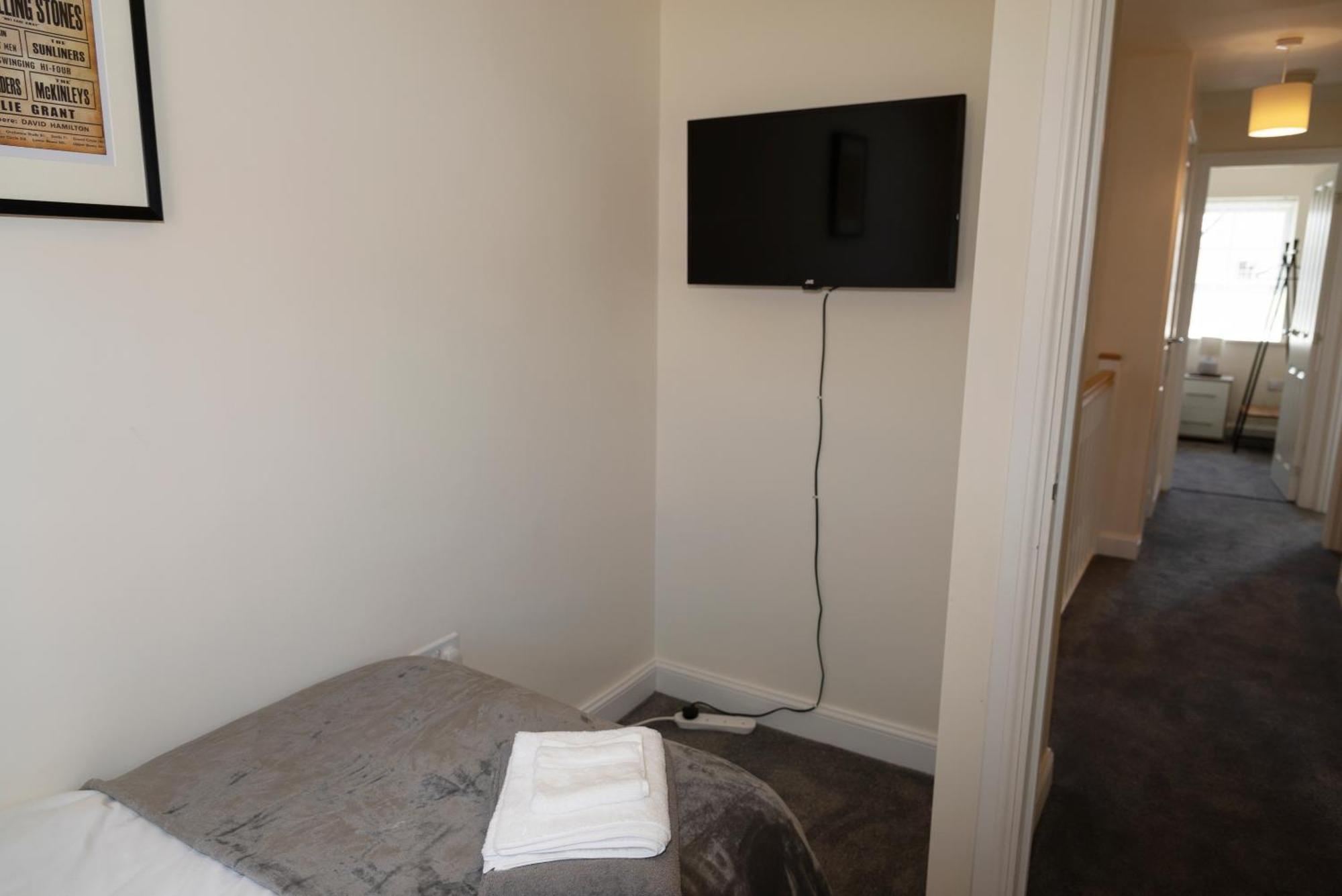 Apartment Spacious New Build By Our Short With Free Parking And Tv In Each Bedroom *
