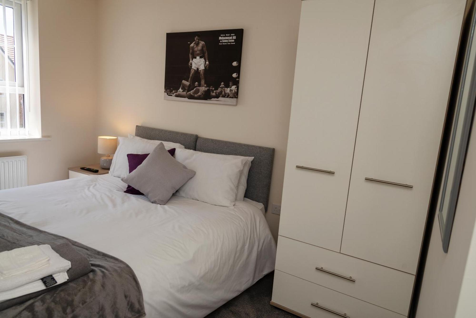 Spacious New Build By Our Short With Free Parking And Tv In Each Bedroom *