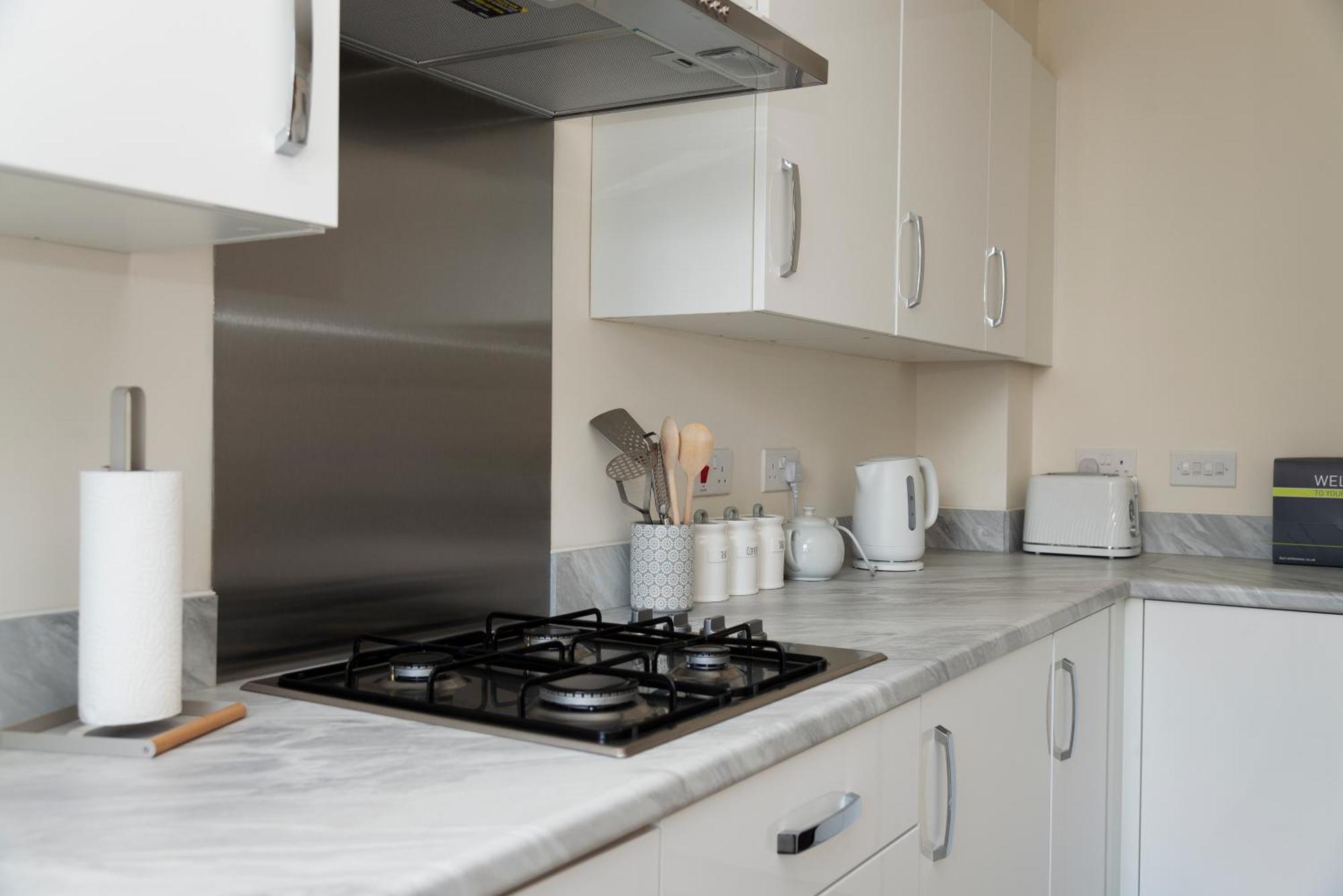 Spacious New Build By Our Short With Free Parking And Tv In Each Bedroom *