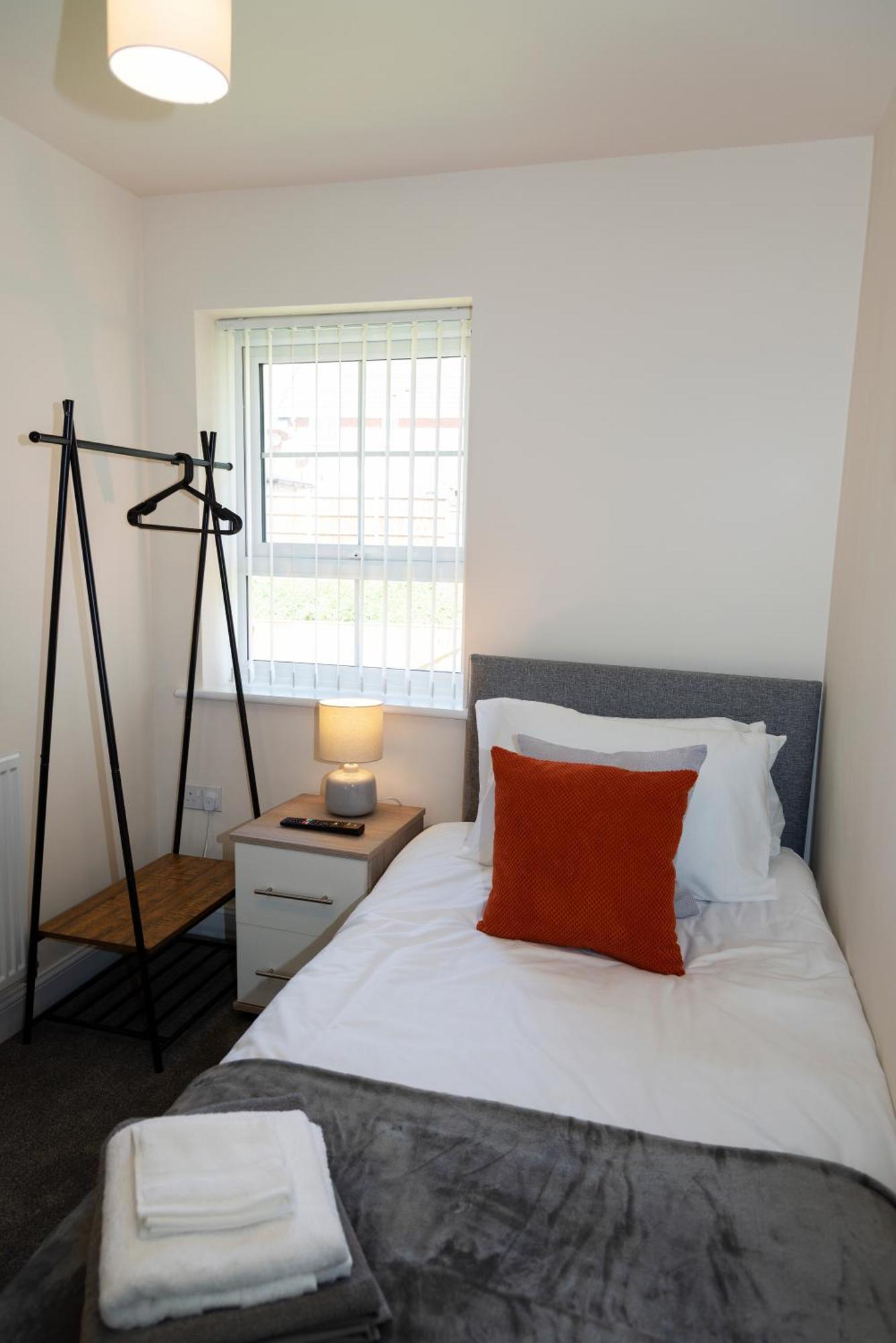 Spacious New Build By Our Short With Free Parking And Tv In Each Bedroom