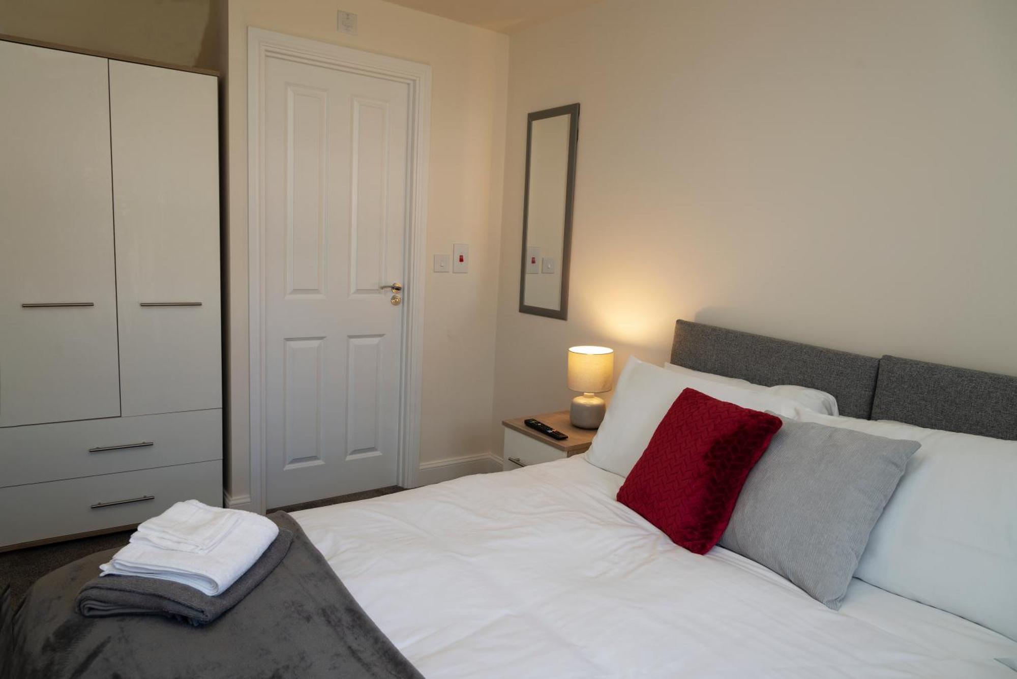 Spacious New Build By Our Short With Free Parking And Tv In Each Bedroom