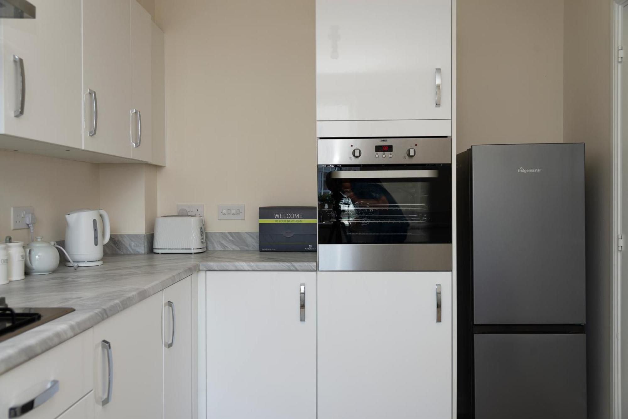 Apartment Spacious New Build By Our Short With Free Parking And Tv In Each Bedroom *