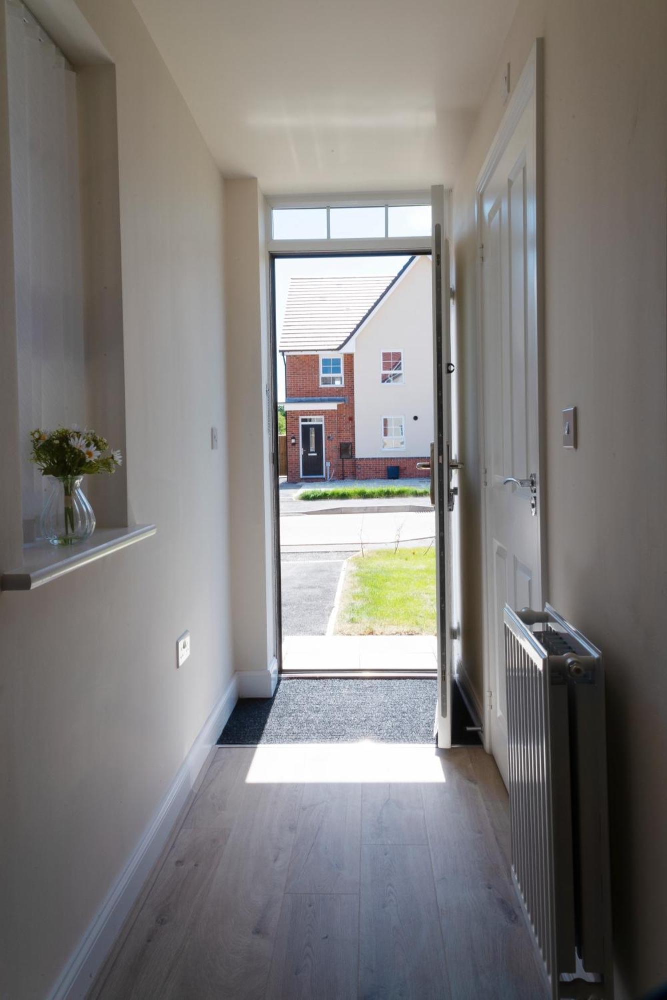 Spacious New Build By Our Short With Free Parking And Tv In Each Bedroom Apartment *