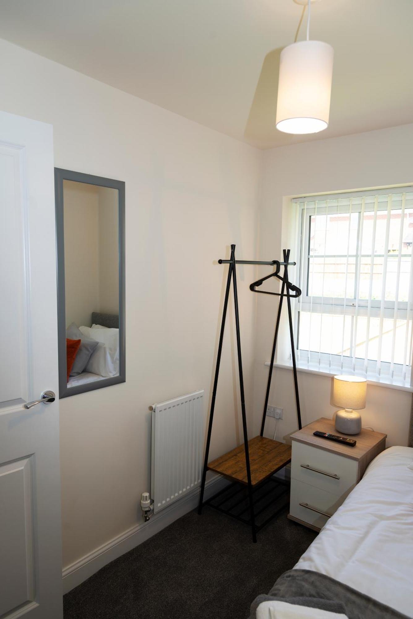 Apartment Spacious New Build By Our Short With Free Parking And Tv In Each Bedroom