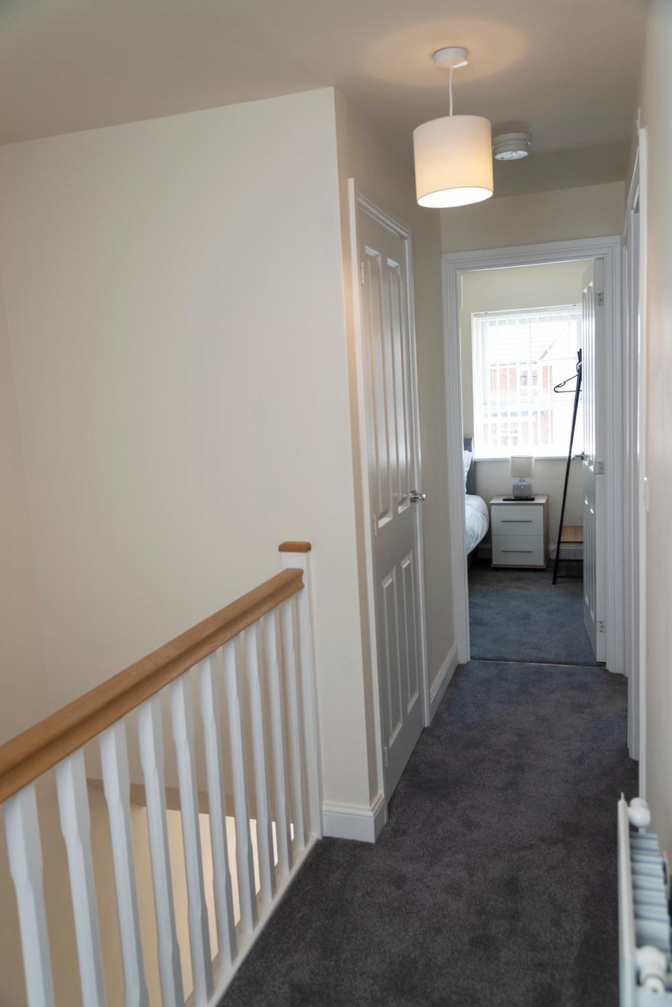 Spacious New Build By Our Short With Free Parking And Tv In Each Bedroom