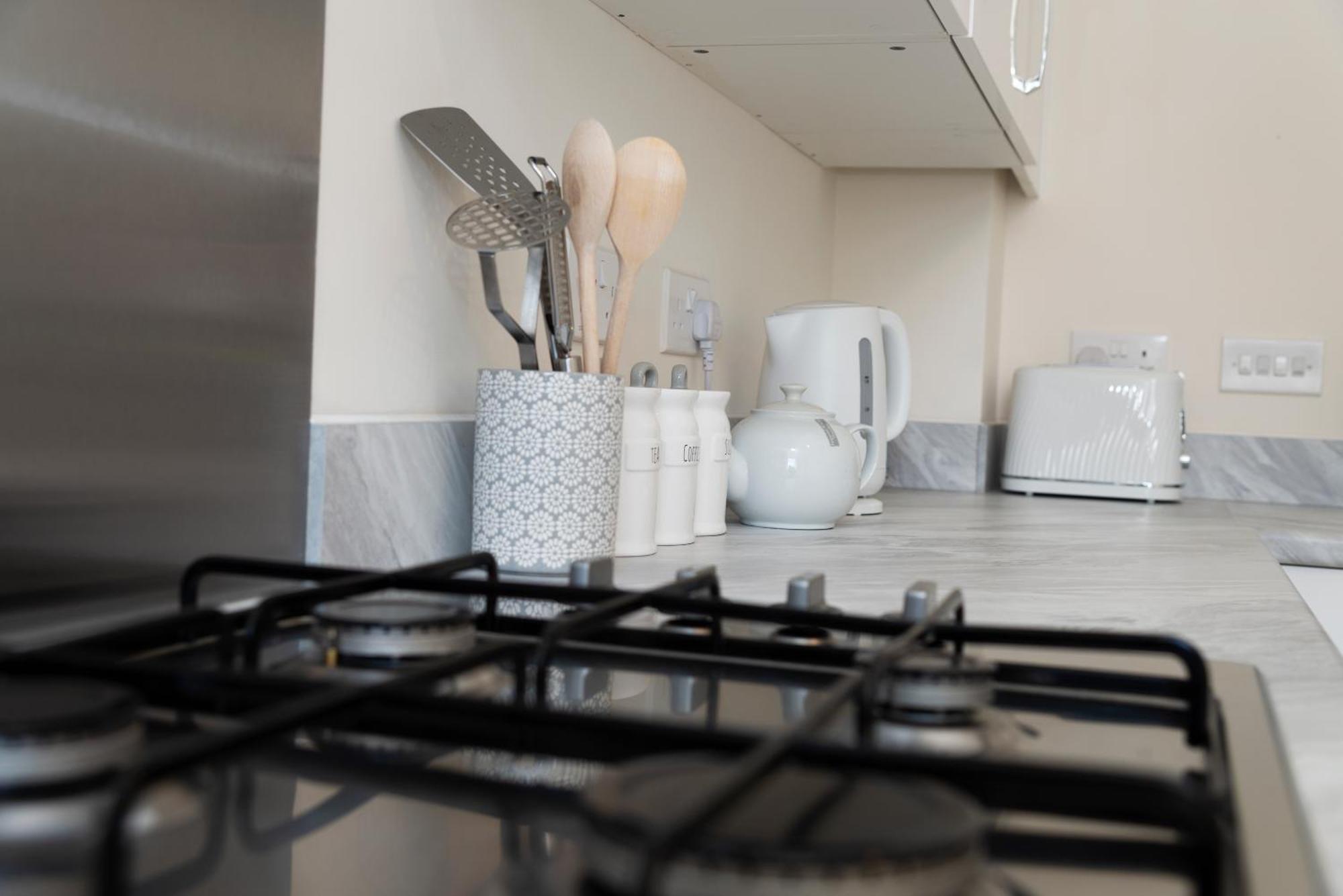 Apartment Spacious New Build By Our Short With Free Parking And Tv In Each Bedroom