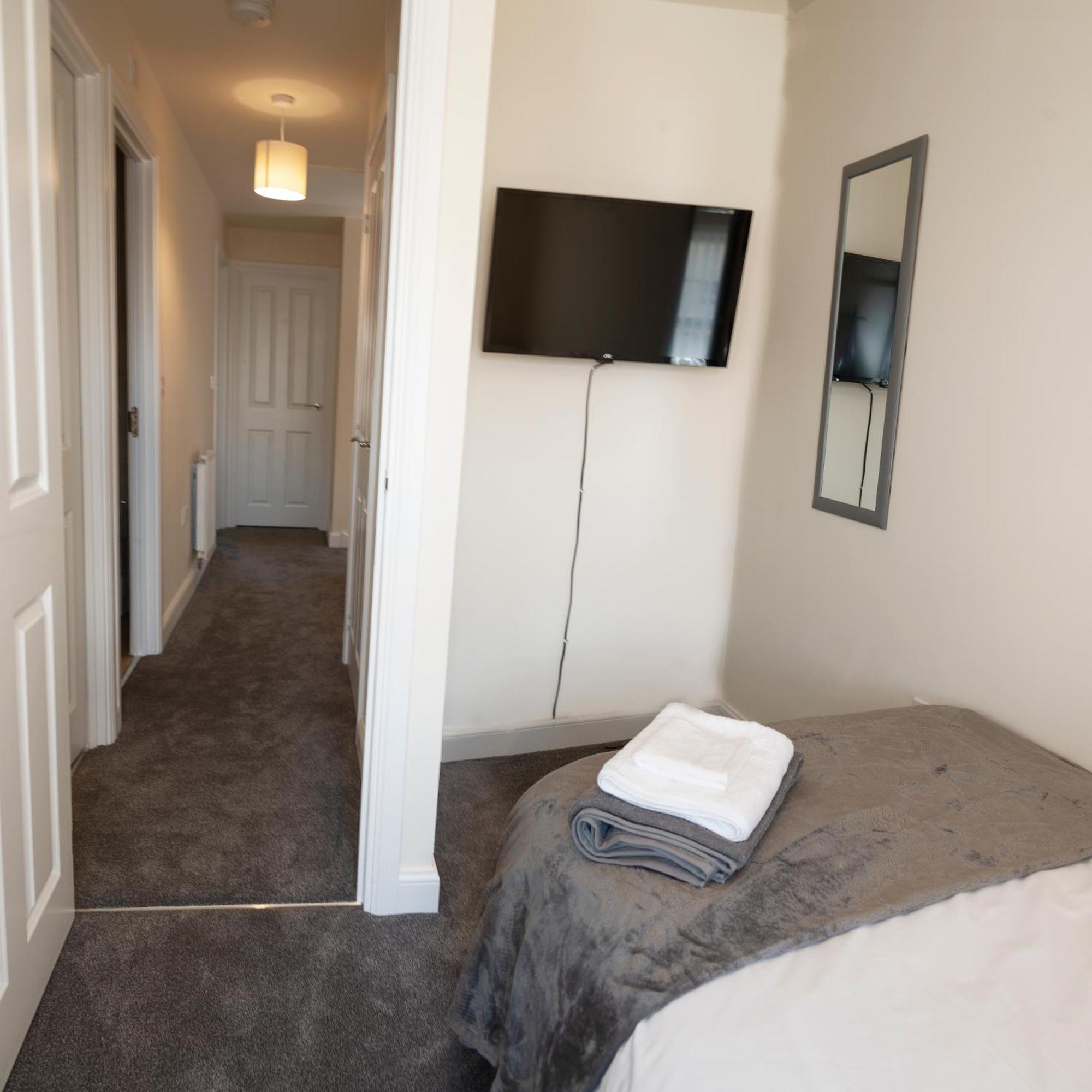 Spacious New Build By Our Short With Free Parking And Tv In Each Bedroom Apartment