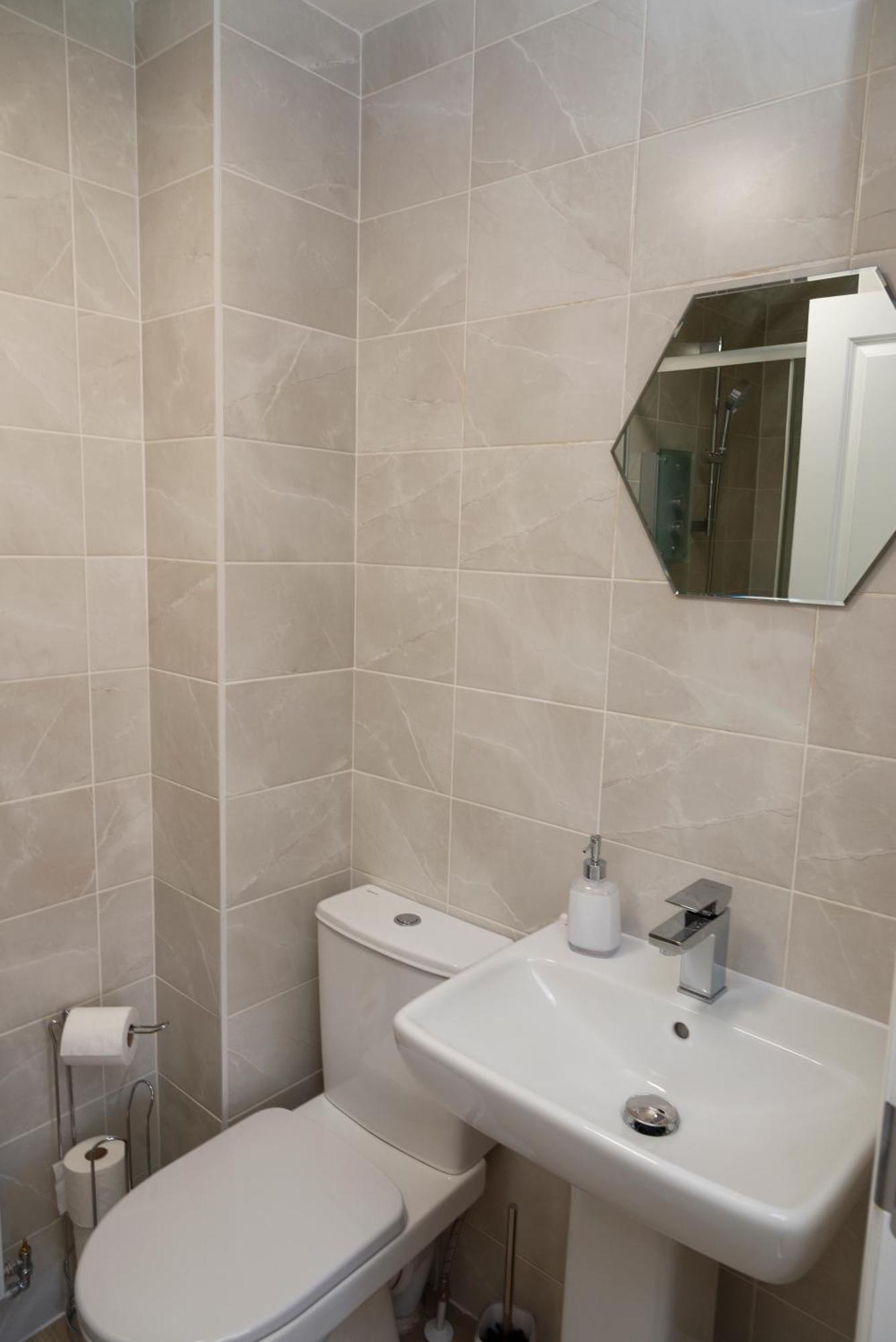 Spacious New Build By Our Short With Free Parking And Tv In Each Bedroom Apartment *