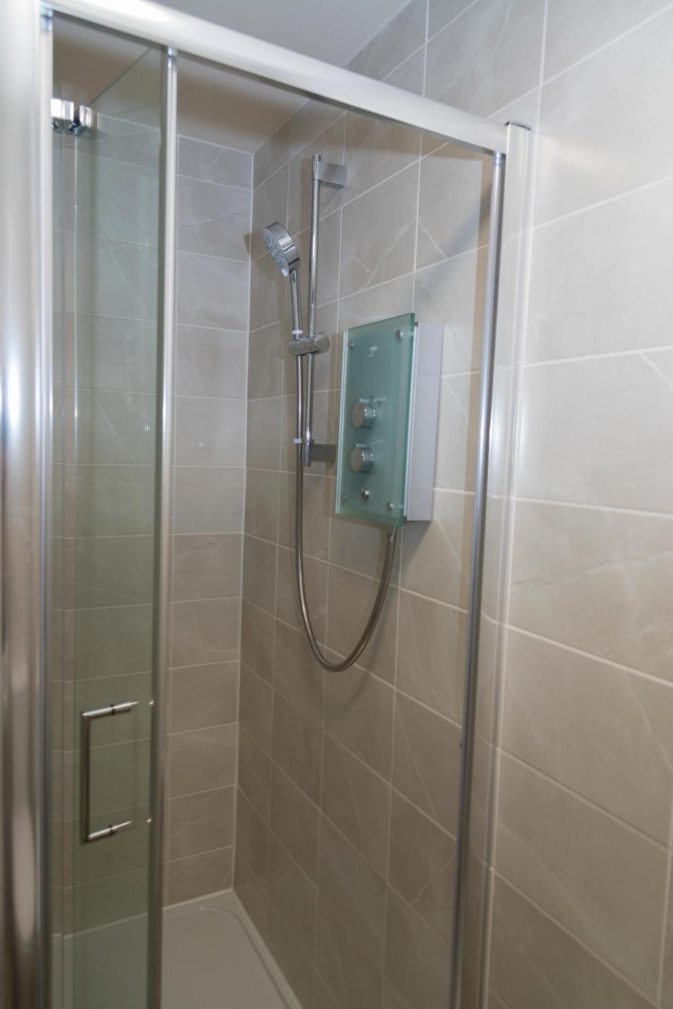 Spacious New Build By Our Short With Free Parking And Tv In Each Bedroom Apartment Macclesfield