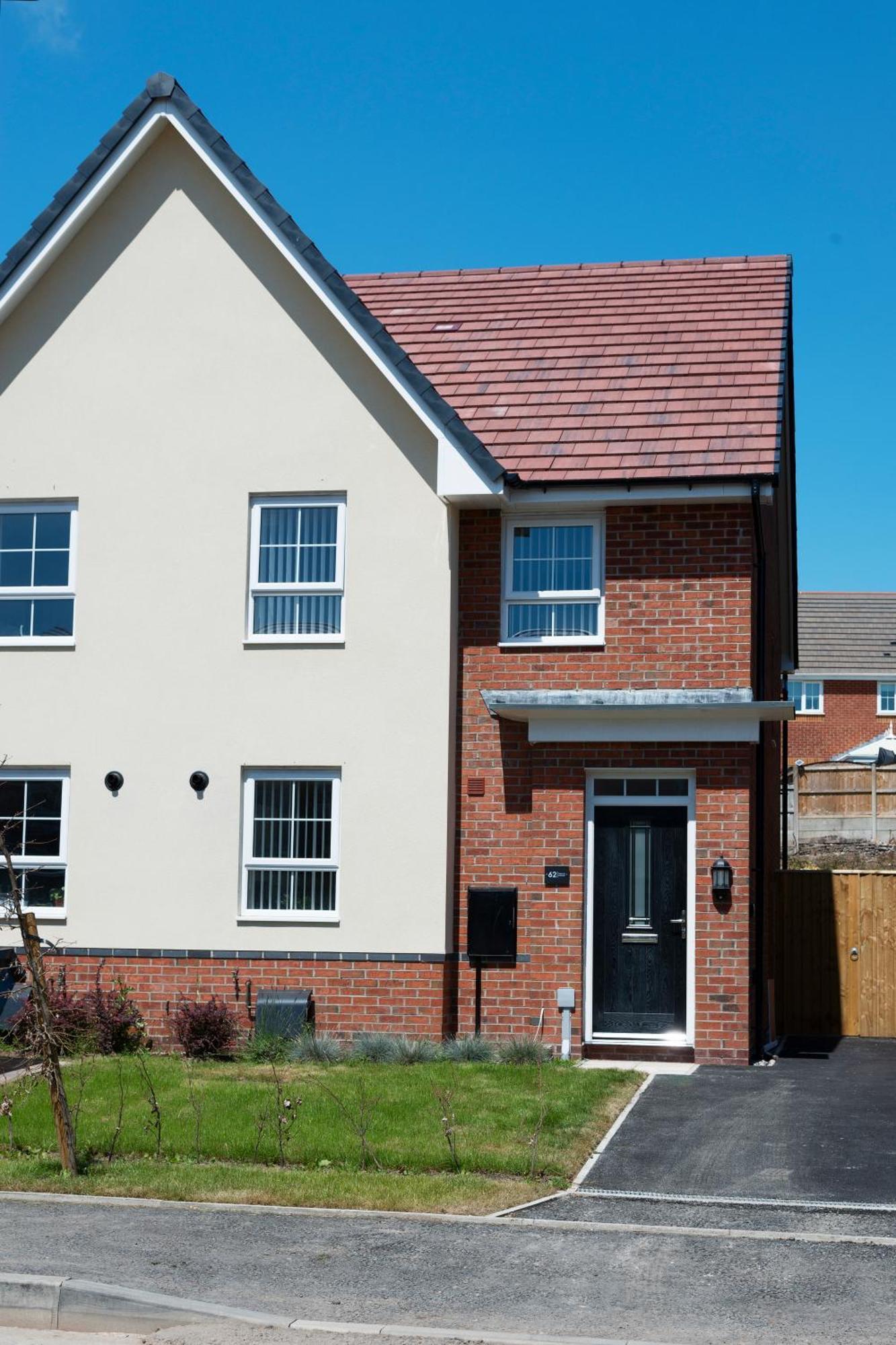 Apartment Spacious New Build By Our Short With Free Parking And Tv In Each Bedroom *