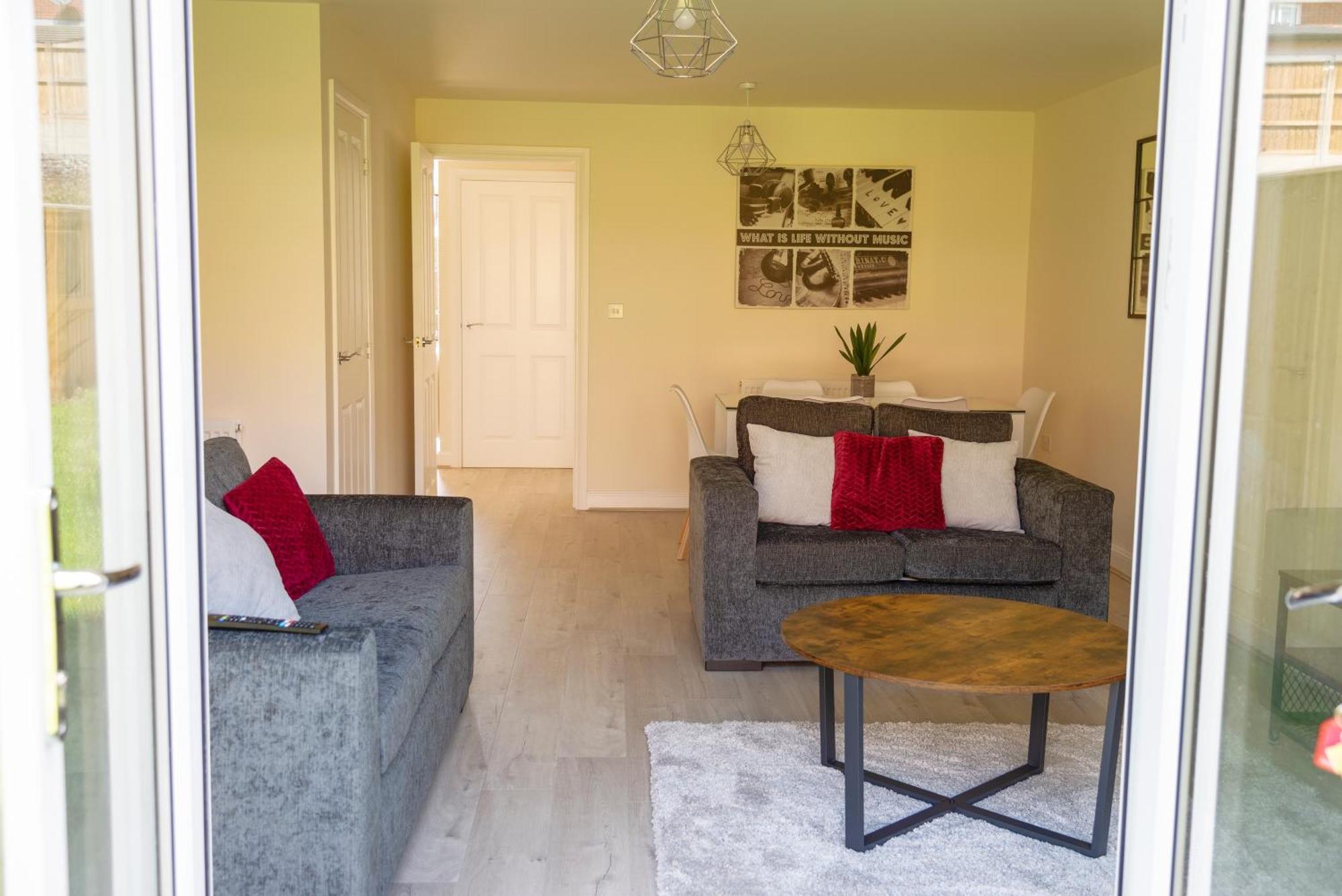 Apartment Spacious New Build By Our Short With Free Parking And Tv In Each Bedroom