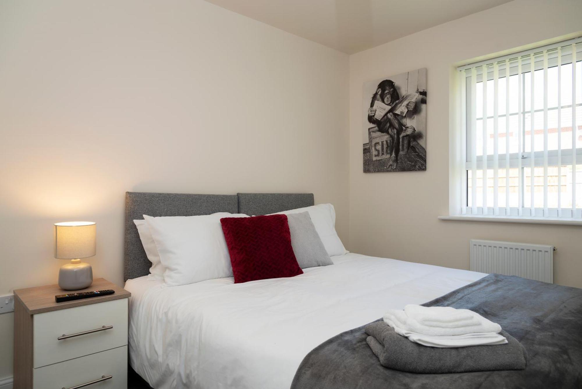 Spacious New Build By Our Short With Free Parking And Tv In Each Bedroom Apartment